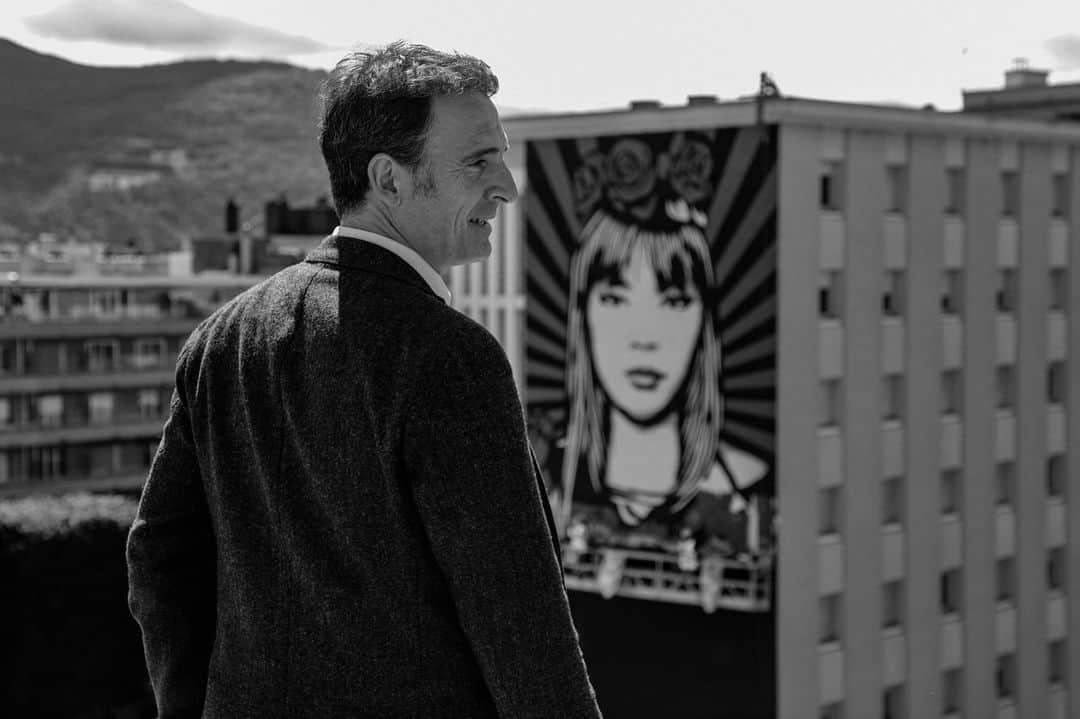 Shepard Faireyさんのインスタグラム写真 - (Shepard FaireyInstagram)「I'm currently in France kicking things off for my 30th anniversary project, "Facing The Giant: Three Decades of Dissent" at @grenoblestreetartfest and working on a new mural with my team. Here's a progress shot, hope to share the final soon. Special thanks to the Mayor of Grenoble, Éric Poille for stopping by! - Shepard 📷: @jonathanfurlong ⠀⠀⠀⠀⠀⠀⠀⠀⠀⠀ #FACINGTHEGIANT #OBEYGIANT30TH」6月13日 7時32分 - obeygiant