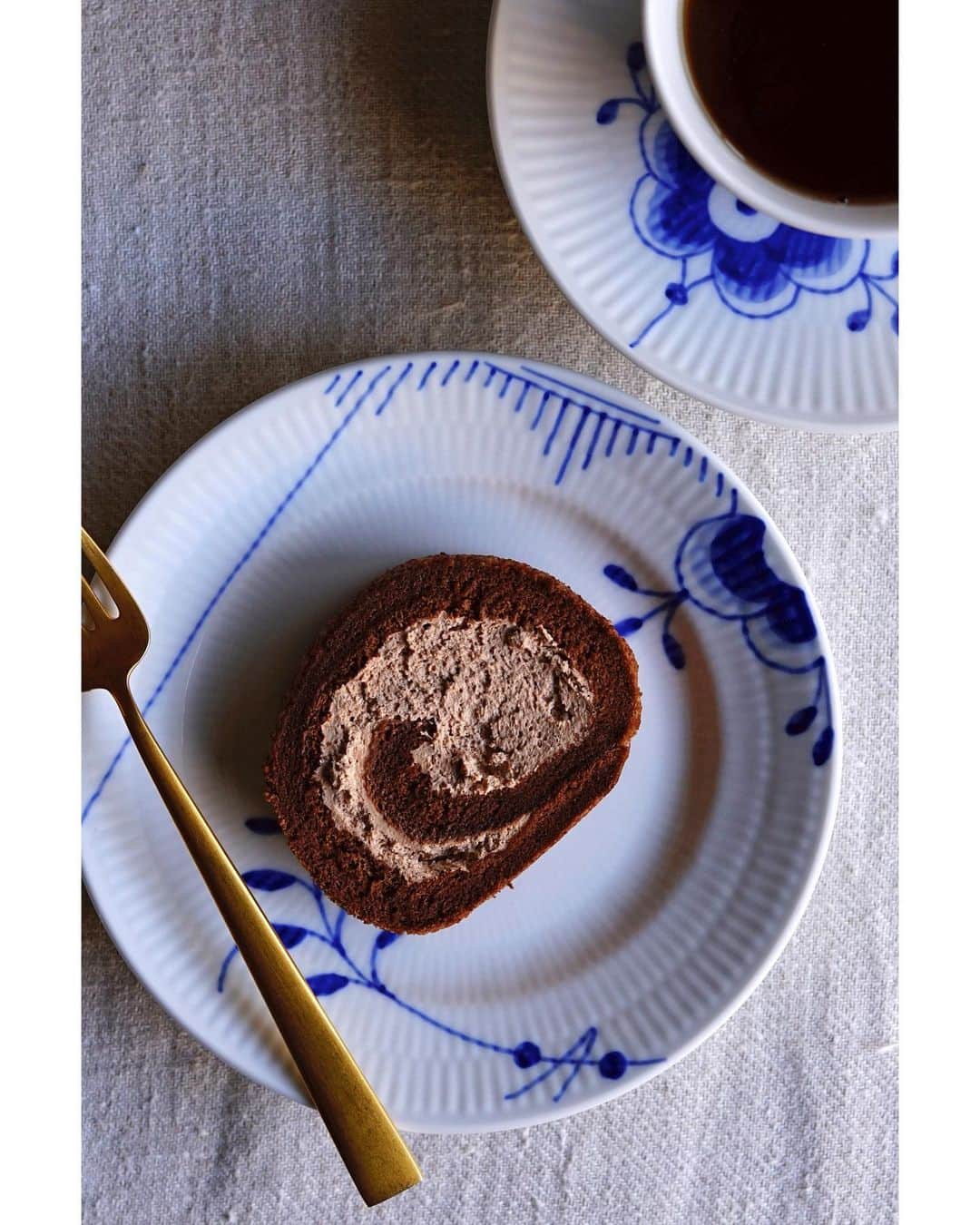 Ryoko Yunokiのインスタグラム：「+ + + A morning treat😋 + + + #チョコレートロールケーキ #royalcopenhagen #blueflutedmega」