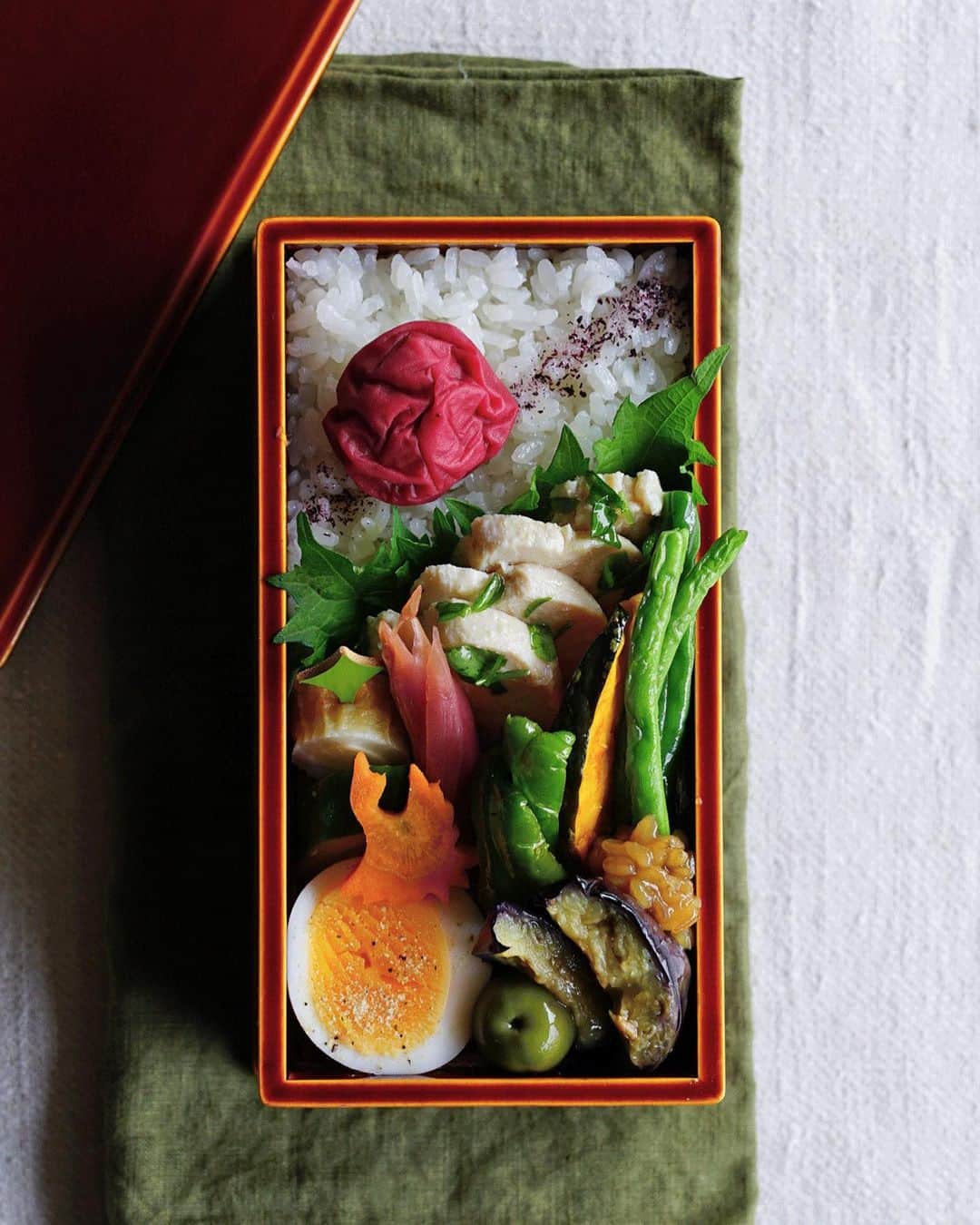 Ryoko Yunokiのインスタグラム：「+ + + Poached chicken bento/茹で鶏弁当 . *rice and umeboshi *poached chicken, seasoned with sesame oil, salt and chopped scallions and grated fresh ginger *fried green beans, acorn squash and bell pepper *dashi-simmered eggplant *chikuwa and cheese *hard-boiled egg . ＊ご飯と梅干し ＊茹で鶏、葱塩だれで味付け ＊茄子の出汁煮 ＊竹輪チーズ ＊ゆで卵 + + + #bento #お弁当 #丸の内弁当 #f52grams #春慶塗 #飛騨春慶」