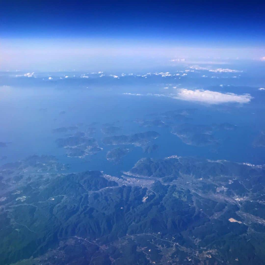 ヤマザキマリさんのインスタグラム写真 - (ヤマザキマリInstagram)「尾道。今日は日本の地形が実によく見えるフライトだ。」6月13日 7時38分 - thermariyamazaki