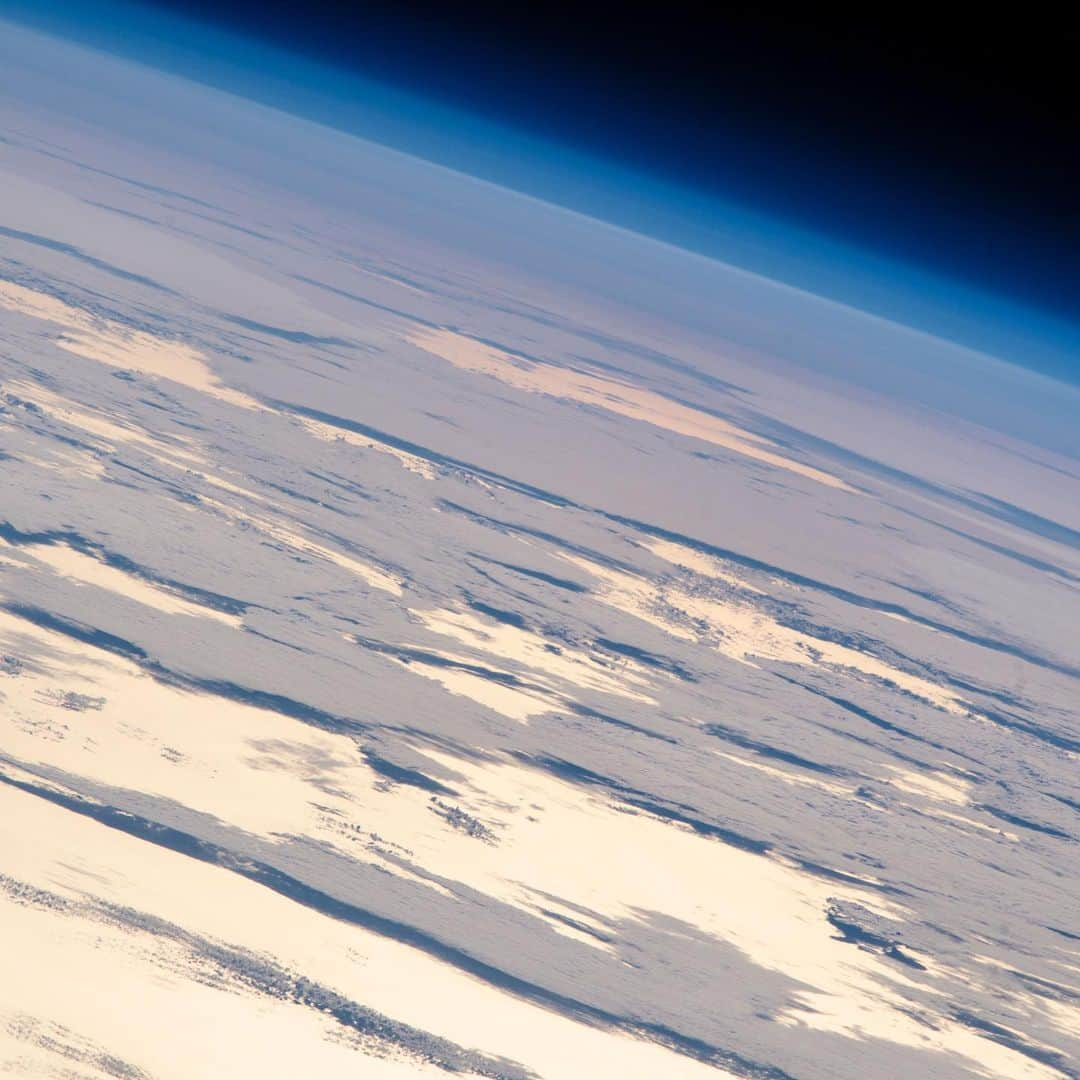 国際宇宙ステーションさんのインスタグラム写真 - (国際宇宙ステーションInstagram)「Earth’s colors and clouds change dramatically as the station flew about 2,500 miles in just over eight minutes into an orbital sunset over the Pacific Ocean off the coast of North America. #pacific #ocean #north #america #earth #sunset #international #space #station」6月13日 7時39分 - iss