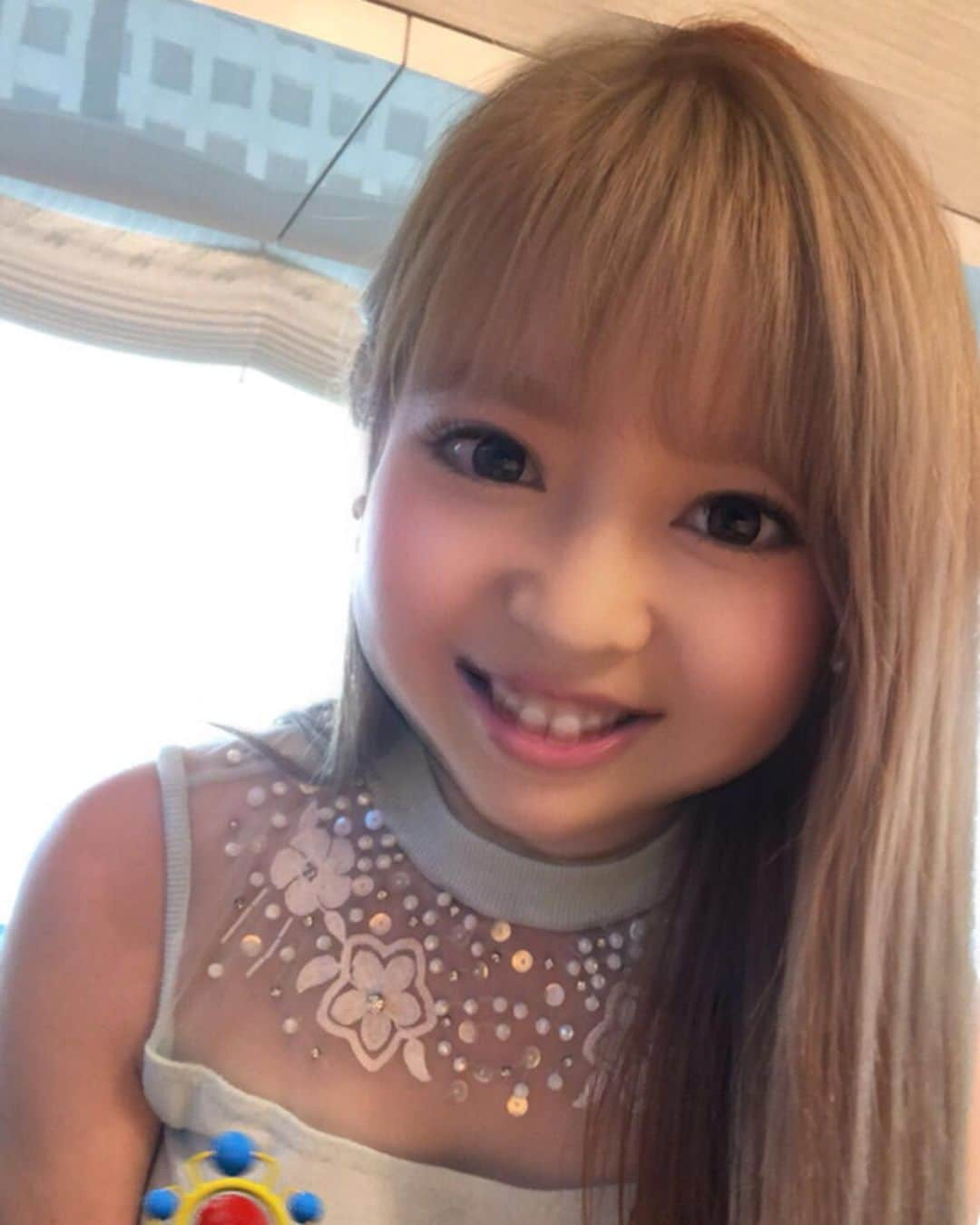 中村かなさんのインスタグラム写真 - (中村かなInstagram)「ダンサーに憧れるキッズたち👧🏻 (ママ若め) ： ヤンキー感も抜け ダンサーの夢も諦め 大人になった今も仲良しです🤣 ： ： ： ： #笑 #一目で友達ってわかるw #派手な子供 #ダンスやってそう #毎日ラインしてる #事細かくお互いの行動気持ち知ってるw #こんな彼氏欲しいw #金髪はピアニストだよ #キャバ嬢じゃないよ #言われがち #ポニテのシンプルにバカだよ #シンプルにバカ #最近言われがち #snapchats  #kids #w #japanesegirl  #instagood  #instagram  #nagoya #tokoyo」6月13日 8時02分 - k777pime