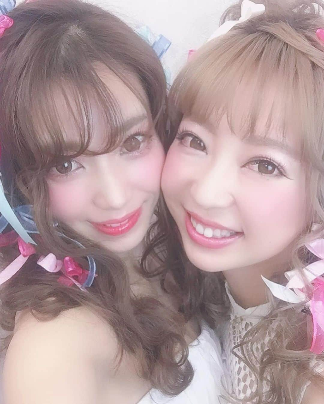 中村かなさんのインスタグラム写真 - (中村かなInstagram)「ダンサーに憧れるキッズたち👧🏻 (ママ若め) ： ヤンキー感も抜け ダンサーの夢も諦め 大人になった今も仲良しです🤣 ： ： ： ： #笑 #一目で友達ってわかるw #派手な子供 #ダンスやってそう #毎日ラインしてる #事細かくお互いの行動気持ち知ってるw #こんな彼氏欲しいw #金髪はピアニストだよ #キャバ嬢じゃないよ #言われがち #ポニテのシンプルにバカだよ #シンプルにバカ #最近言われがち #snapchats  #kids #w #japanesegirl  #instagood  #instagram  #nagoya #tokoyo」6月13日 8時02分 - k777pime