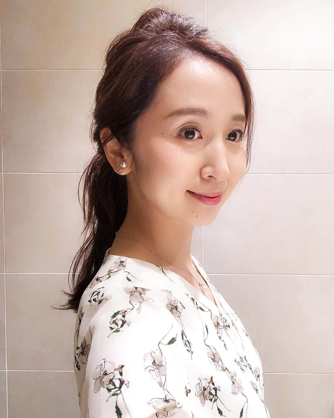 小野恵美のインスタグラム：「湿気のある日や暑い日は ポニーテールが一番♫ 主人はポニーテール好きみたいです…笑 なぜ男性はポニテが好きなの？🐎 ・ 前髪切るか迷うけど、デコ出しの方がしっくりくる気がする🤔 #髪型 #ポニーテール #前髪」