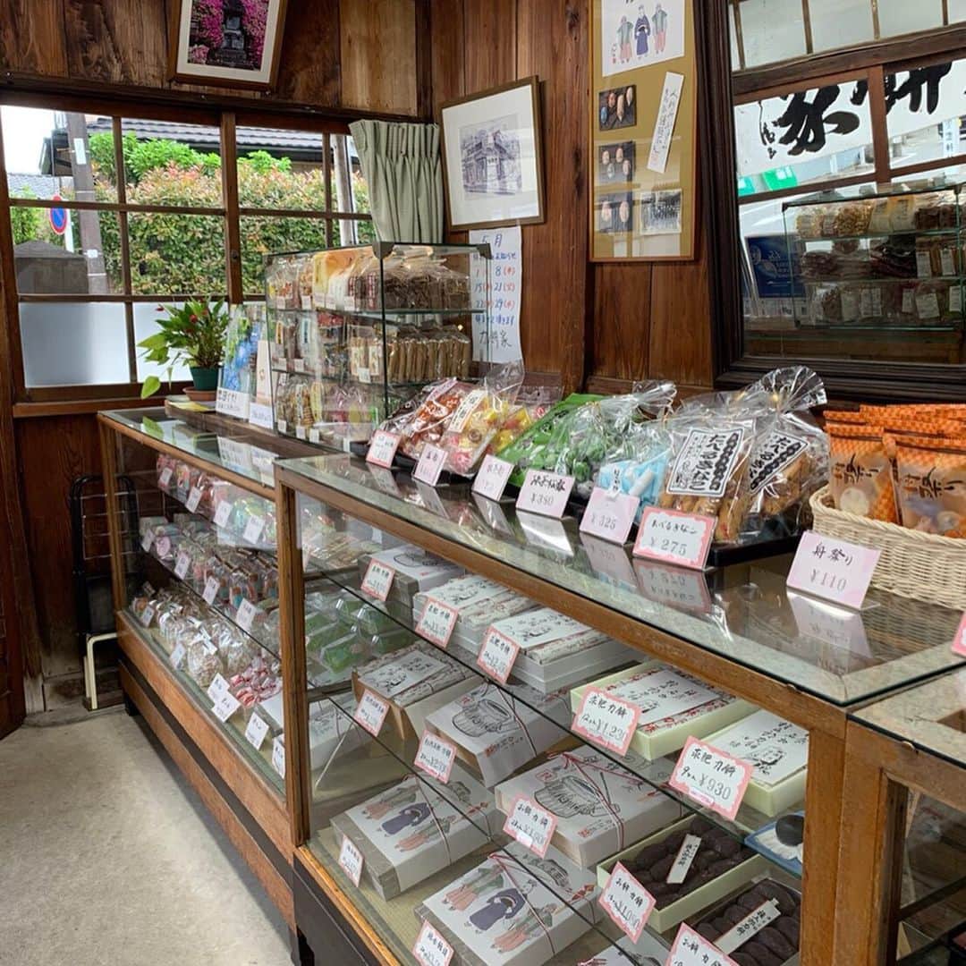 Alinoma公式さんのインスタグラム写真 - (Alinoma公式Instagram)「ㅤ ■ぐっぴー×Alinomaのぽっちゃりあるある ㅤ 何でも食べたい byぐ。 @gupitaro ㅤ 『ぽっちゃりモデルさんとぐっぴーが行くが鎌倉散策』Vol.4 ㅤ お散歩の途中で立ち寄ったのは、鎌倉最古の老舗、創業なんと300年の和菓子屋『力餅家』さん。 疲れた体に染み入るあんこの甘さは、添加物不使用の本物の美味しさでした。 ㅤ 今回いただいたのは、名物の『権五郎力餅』10ケ入り　670円 ㅤ 『力餅家』お店紹介 神奈川県鎌倉市坂の下18-18 営業時間：9時～18時 定休日：水曜日・第三火曜日（日曜営業） 江ノ島電鉄「長谷駅」から徒歩7分 ㅤ #アリノマ  #ぽっちゃり #大きいサイズ #鎌倉 #力餅家 ㅤ #alinoma #instagood #plussize #summer #plussizemodel #plussizefashion ㅤ #ぐっぴー #ぽっちゃり猫 #Domani専属モデル猫 #猫 #ネコ #ねこ #ねこ部 #ぐぴたろ #にゃんすたぐらむ #ぐっぴーアリノマコラボ #ぽっちゃりあるある」6月13日 7時55分 - alinoma_official