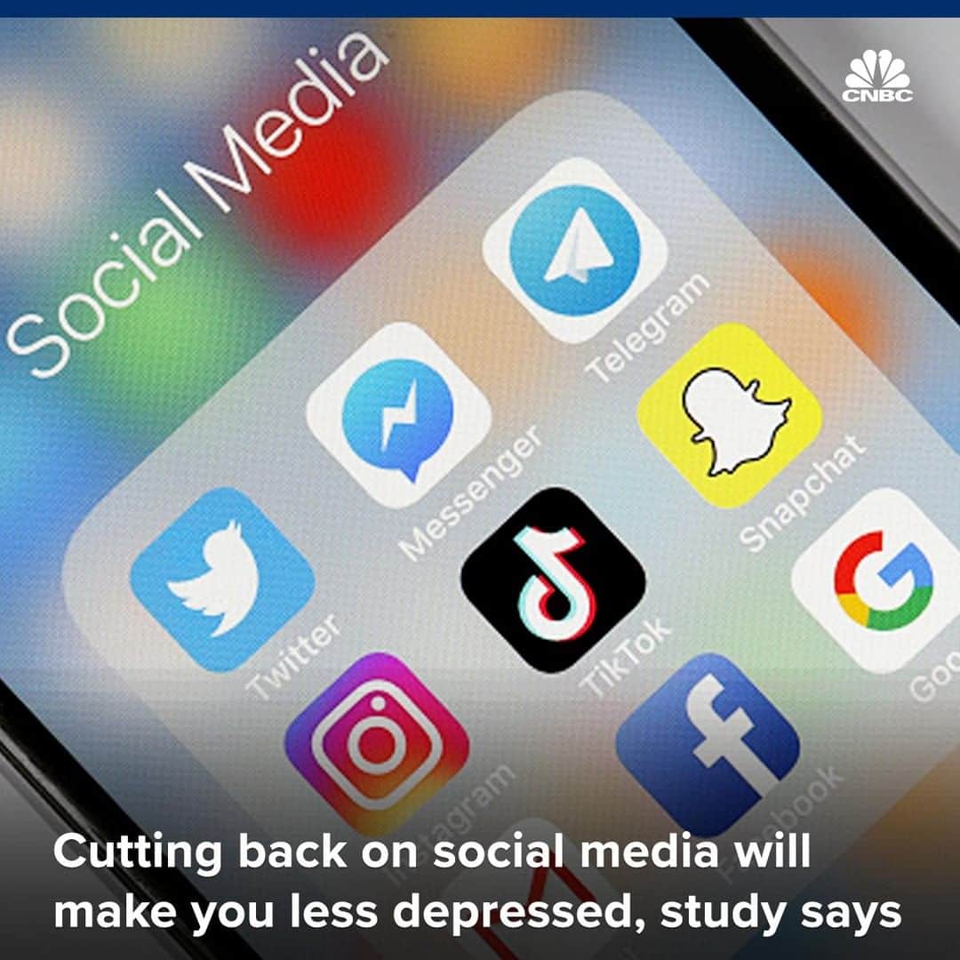 CNBCさんのインスタグラム写真 - (CNBCInstagram)「Could you limit your use of Instagram to just 10 minutes per day?⠀ ⠀ ⠀ A study conducted by researchers at the University of Pennsylvania claims to be the first to find a direct causal link between cutting back on social media use and improvements in loneliness and depression.⠀ ⠀ The students were split into two groups: one that continued to use social media as normal and another that was limited to using each social service to 10 minutes per day.⠀ ⠀ The study finds that students who limited their daily use of Facebook, Instagram and Snapchat to 10 minutes each per day experienced significant declines in depressive symptoms.⠀ ⠀ For more details, click on our link in our bio.⠀ *⠀ *⠀ *⠀ *⠀ *⠀ *⠀ *⠀ *⠀ #socialmedia #instagram #facebook #snapchat #study #report #students #college #depression #mentalhealth #health #feelings #cnbc #cnbcbusiness ⠀」6月13日 8時10分 - cnbc