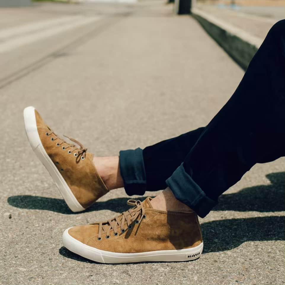 シービーズのインスタグラム：「Free shipping and classics for dad?  We’ve got you covered. Tap our story for a roundup of some of our most classic styles yet.」