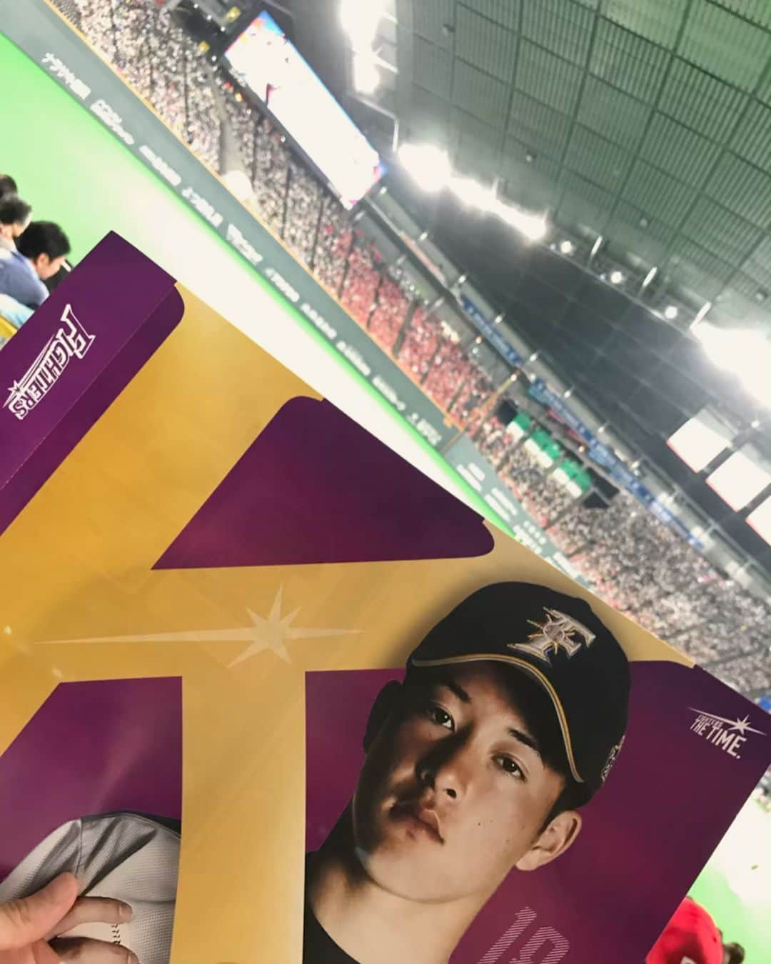 川崎優菜さんのインスタグラム写真 - (川崎優菜Instagram)「吉田輝星投手 プロ初先発初勝利おめでとう㊗️ 自分の目でどうしても見たくて。 気づいたら行けるか分かんないのに 飛行機チケットとって いつのまにか北海道いました。  自分の行動力に驚いたけど 私、元オタクなんだった。  さいっこうに楽しませてくれました！！！ ありがとう。 現地の方もみんな優しくて 1人でユニフォーム着たまま 歩いてただけでたくさん声かけてくださりました😢 ありがとうございました🙇‍♀️💕 また必ずきます！今度はライブで！  #ピムス  #川崎優菜 #lovefighters  #飛び出せ新時代  #吉田輝星 #清宮幸太郎  #日本ハムファイターズ #セパ交流戦 #広島東洋カープ #札幌ドーム #初めての北海道 #一人で #飛行機乗れたよ」6月13日 8時06分 - yuna.kawasaki.29