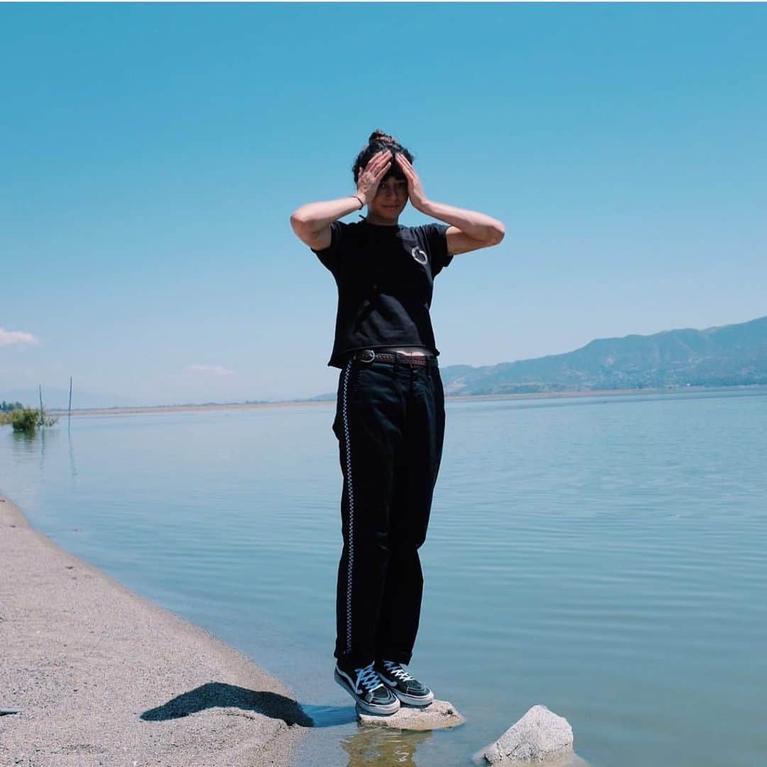 のインスタグラム：「@VansSkate’s @LizzieArmanto walks on water in the Sk8-Hi. vans.com/classics #vansgirls」