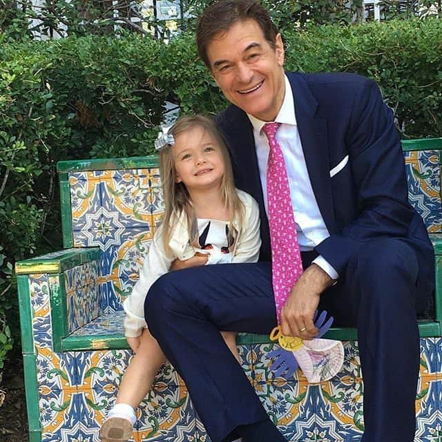 People Magazineさんのインスタグラム写真 - (People MagazineInstagram)「When Dr. Oz isn't cracking a medical mystery, he's busy spending time with his adorable grandchildren! ❤️| #Regram @daphneoz」6月13日 8時19分 - people