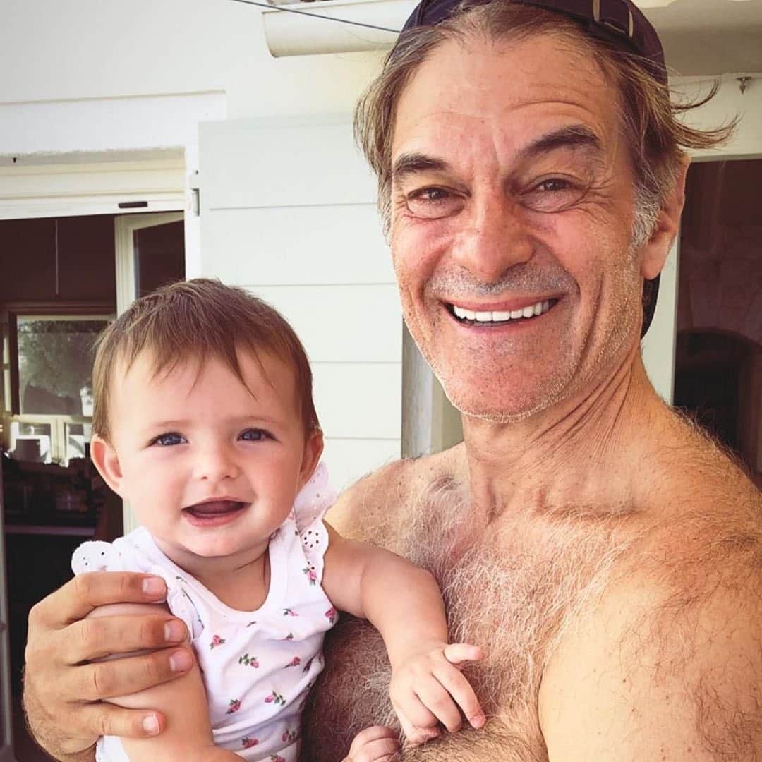 People Magazineさんのインスタグラム写真 - (People MagazineInstagram)「When Dr. Oz isn't cracking a medical mystery, he's busy spending time with his adorable grandchildren! ❤️| #Regram @daphneoz」6月13日 8時19分 - people