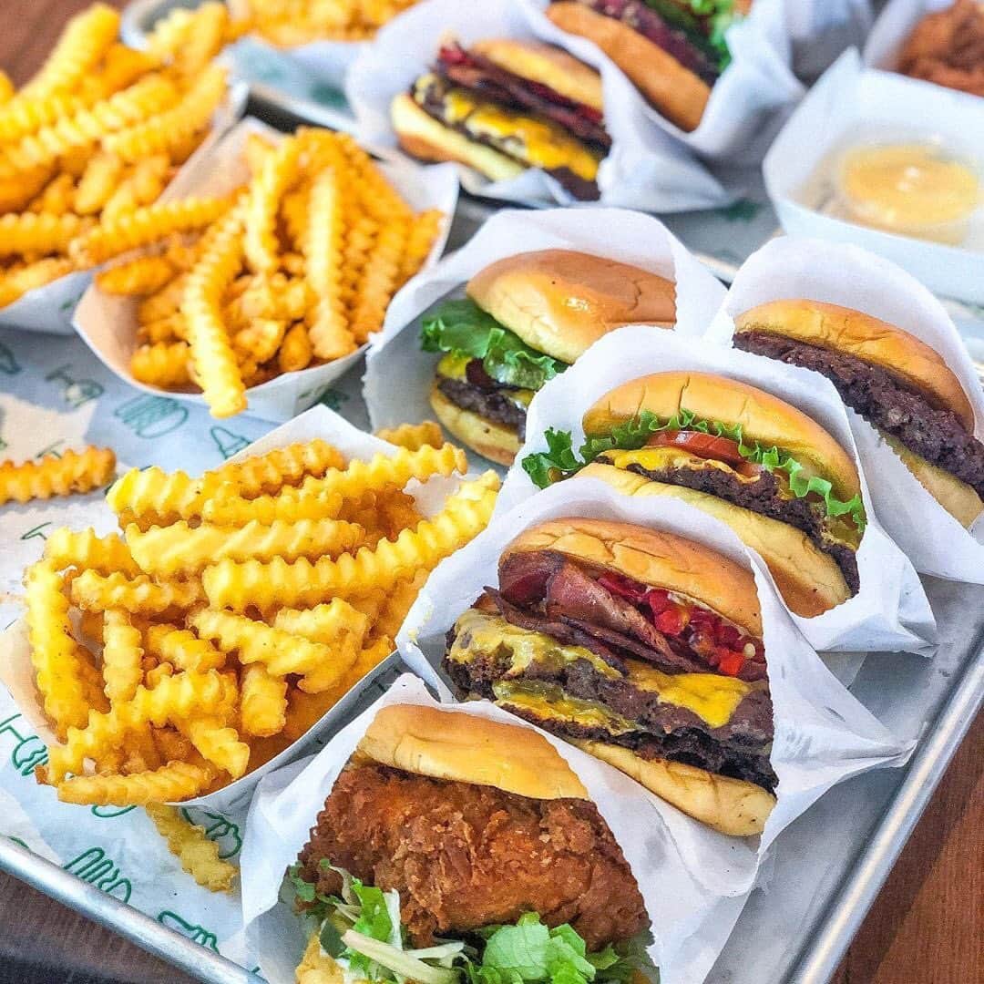 SHAKE SHACKさんのインスタグラム写真 - (SHAKE SHACKInstagram)「We didn’t choose the burger life, the burger life chose us. 🍔 (📷: @eatingwithadri) #shakeshack」6月13日 8時13分 - shakeshack