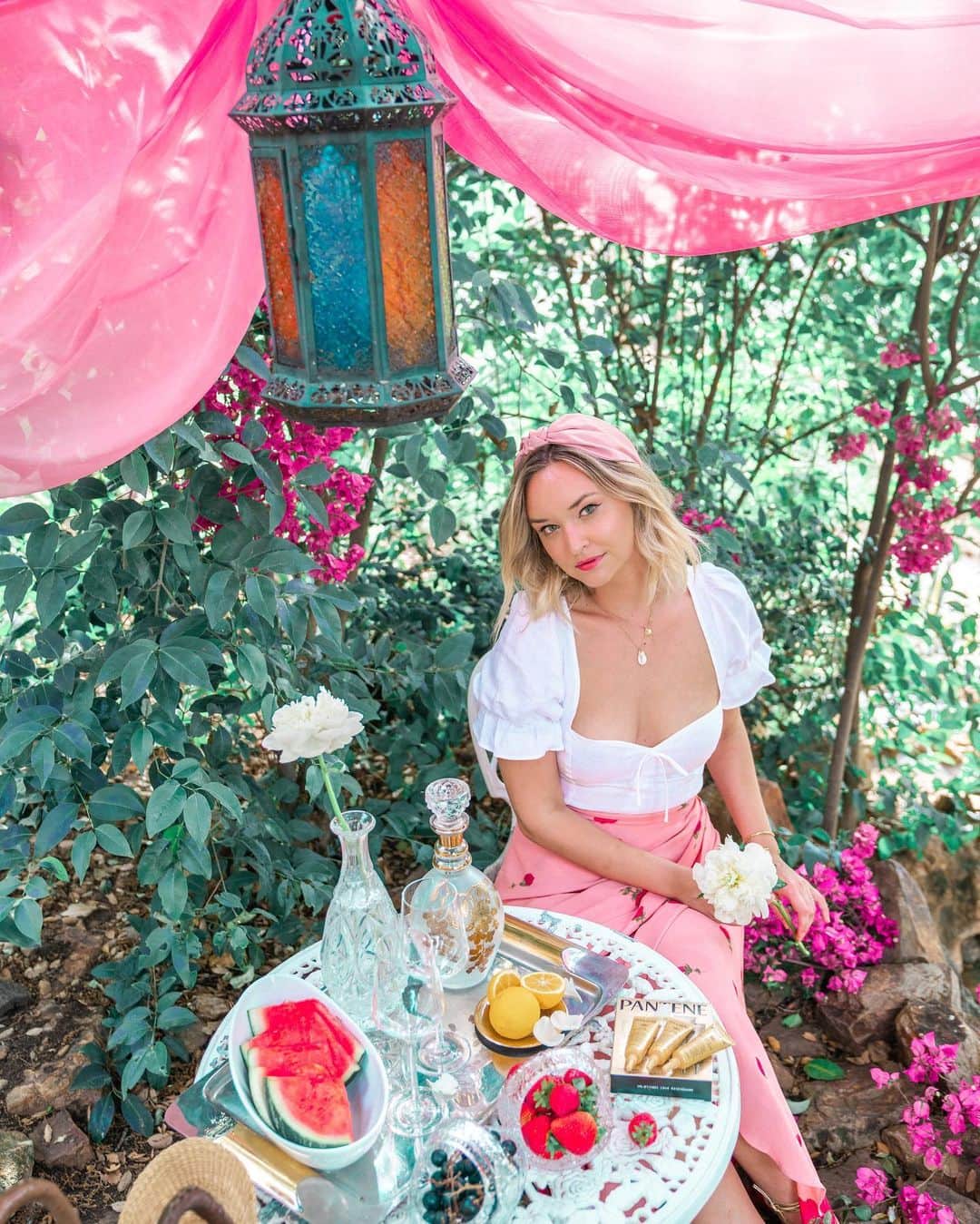 リズ・チェルカソワのインスタグラム：「Summer is here and so is festival season. This of course means that I've been obsessively playing around with new hairstyles and trends. From pulling my hair into tight buns, to accessorizing with dozens of clips, my hair is constantly being pulled, pinned, and damaged.  Enter @Pantene Pro-V Intense Rescue Shots, a deep conditioning hair treatment perfect for weekly use. I've been using the Intense Rescue Shots instead of my regular conditioner to help keep my hair feeling strong, healthy, and extra shiny.  I'm thrilled with the results. If you've been looking to add a deep treatment into your hair care routine, give @pantene Pro-V Intense Rescue Shots a try. Available at @target. Learn more on the blog. #ad #PlayRescueReset #PanteneFestivalHair #TargetBeauty」