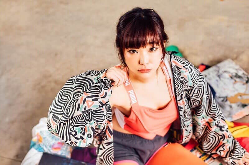 Yun chiのインスタグラム：「最近艶っぽい肌が好き。 . . . ジャージ×女のコがコンセプトの✶❋tracktop girl❋✶のモデルやりました♩ @tracktopgirl . . . #tracktopgirl  #古着 #レコード #vinyl #ジャージ #プーマ #80s  #80年代 #yunchi #japanesegirl #tracktopgirl #selfmakeup」