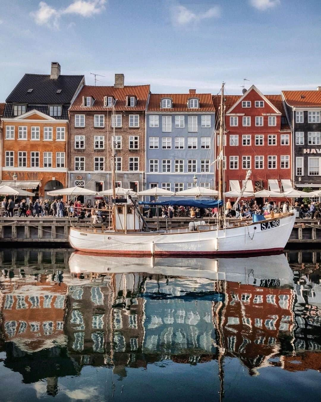 Travel + Leisureさんのインスタグラム写真 - (Travel + LeisureInstagram)「This city has a playful, enterprising spirit and stunning architectural beauty. Get our Copenhagen travel guide at the link in bio! 📷@eskimo」6月13日 8時26分 - travelandleisure