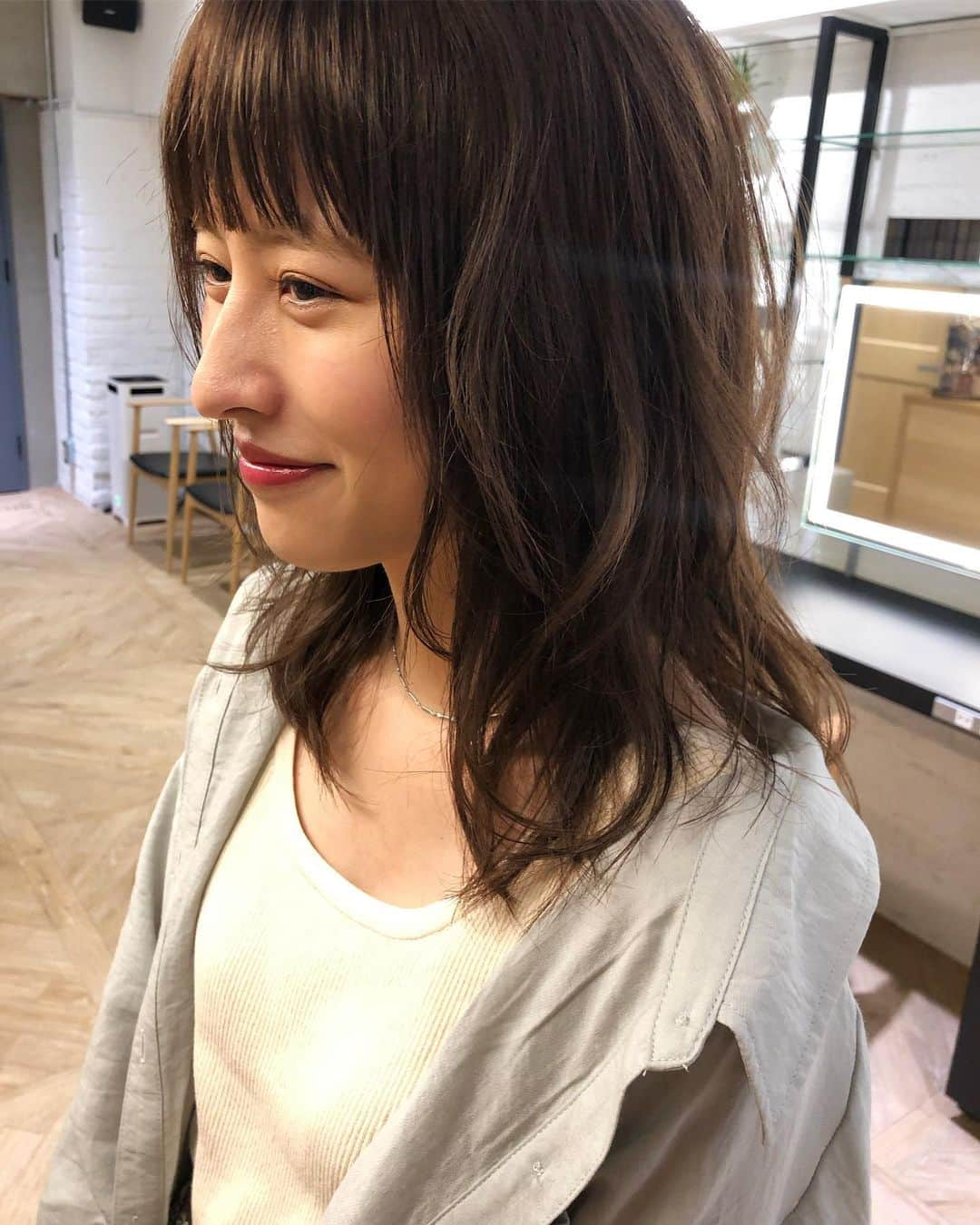 和田美由紀さんのインスタグラム写真 - (和田美由紀Instagram)「@eguccho02 さんありがとうございました♡ ビフォアは横スライドで☞ご覧ください♡ 前髪もぱっつんシースルー😊 カラーはツヤツヤシアージュ♡ いつもありがとうございます♡ 🌸🌸LORENはリニューアルした3階が受付となりますのでお気をつけてお越しください🌸🌸🌸🌸🌸🌸🌸🌸🌸🌸🌸🌸 ♡ 引き続きLORENの1番人気メニューのご紹介(*^^*) #LORENダブルアッシュヘアカラー にプラスイルミナの #イルミナダブルアッシュヘアカラー ♡  ブリーチを使わず 気になる赤みとオレンジみを消します。  色の抜け方は髪質 ダメージ度合いによって異なってきます。 まずは、明るくなりすぎる箇所を調整しながら 次回のカラーの事も考えて整えていきます。  通常、赤味などをしっかり消そうとすると、カラーが混ざりすぎてしまい 濁ったカラーや透明感がなくなります。  しかし、ダブルアッシュは三回に分け カラーを入れ、 一つ一つの色味の良さを最大限に発揮して 透明感のあるカラーを実現します。  すでにご予約下さってる方々でも イルミナダブルアッシュにご変更、追加も可能です♡  カウンセリングの際にお申し付けください♡  お時間はカット、イルミナダブルアッシュカラー、トリートメントコースで約2時間半くらいです(*^^*) ぜひお試し下さい♡  ダブルアッシュにダメージレスのイルミナ追加はさらにダメージをおさえて手触りやツヤ感もアップ！ リピーターの方がたくさんのおすすめカラーです(*^^*) ◆ハイライト追加ご希望の方は備考欄にハイライト希望などご記入ください(>_<)すでにご予約頂いているお客様の場合はお電話にて追加ご希望お知らせください。 ◆ #愛知#名古屋#hair#hairarrange#hairstyle##arrange#ヘアスタイル#ヘア#アレンジ#ファッション#ヘアメイク#メイク#美容師#美容室#ヘアカラー#ヘアアレンジ#スタイリング#LOREN#lorensalon#LORENダブルアッシュヘアカラー#イルミナカラー#イルミナダブルアッシュヘアカラー」6月13日 8時36分 - miyuwada