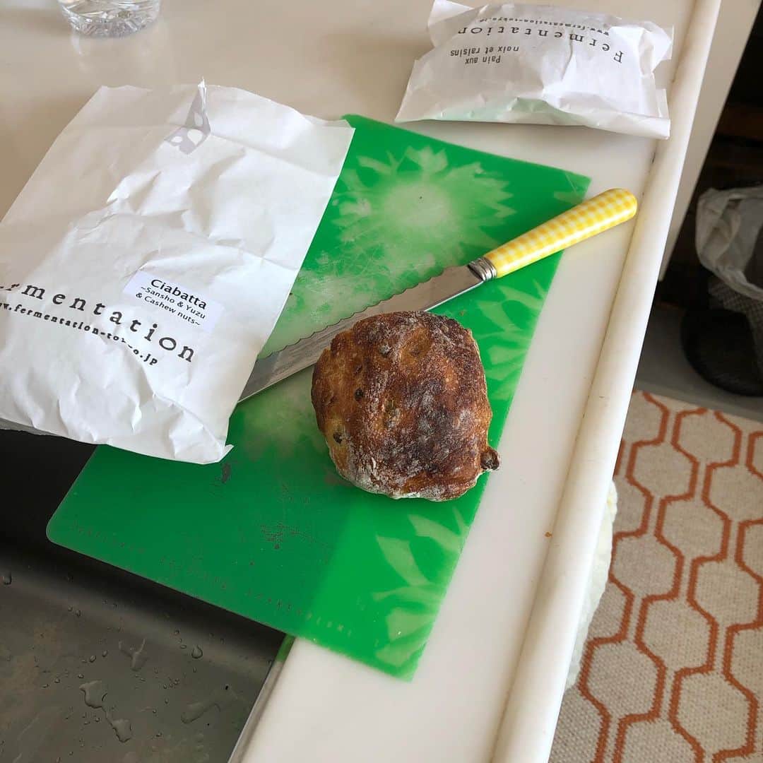 吉見佑子さんのインスタグラム写真 - (吉見佑子Instagram)「このパンの行方で、グルメ女史たちから羨望の声。なかなか買えない、たかがパン‼️」6月13日 8時39分 - yuko_yoshimi
