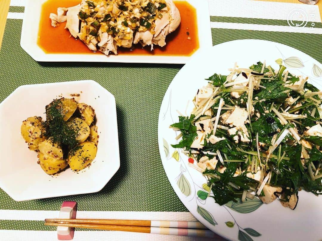 ヒラヤマンのインスタグラム：「昨日の夜ごはん。写真の撮り方が悪かった！笑 #夜ごはん #火を使わない料理 #よだれ鶏 #豆腐サラダ #新じゃがのハニーマスタード和え」