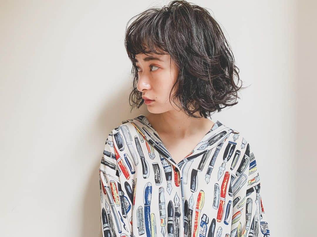 鮫島邦明のインスタグラム：「前髪ウエットその他ドライな質感仕上げ ファッションに合わせて少し男性ぽさをプラスしたスタイル  #ハイライト #アッシュカラー #梅田美容室 #梅田美容院 #ヘア#梅田ヘアスタイル #髪型 #ヘアセット #ヘアメイク #キラ水 #グラデーション #ホリスティックカラー #ヘアアレンジ #アレンジ #就活 #美容学生 #美容専門学校#gu #snidel #梅田美容師 #モデル #サロンモデル #サロモ #ヘアカタ #ショートヘア#ショート #aujua --------------------------------------. 梅田と東京出店を計画中 スタッフ募集中メッセージくださいね★ AVANCE.CROSStuin梅田茶屋町 TEL06-6377-7211 AVANCE.CROSSmel c西梅田 TEL06-6348-2050 gif.hair TEL06-6377-7277 AVANCE.京橋 TEL06-6356-1555」