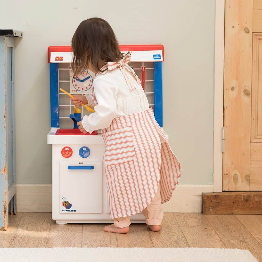 ボーネルンドさんのインスタグラム写真 - (ボーネルンドInstagram)「大好きなおままごと、お外でも楽しもう！ ・ 子どもの豊かな想像力で、どこでもはじまるごっこあそび。 ・ 木の実や葉っぱ、お花や石ころの自然も、お料理の素材や道具に早変わり！ ・ いつもの道具で、新しいあそびが広がります。 ・ ・ ピクニックセット ¥2,300＋税 2歳頃〜 ほか ・ ・ - - - - - - - ★ おままごと一覧は、プロフィール→カテゴリ→ごっこあそび→おままごと・お料理、からどうぞ @bornelund ・ ・ #おままごと #デンマーク #北欧デザイン #エシカル #サステナブル #ピクニック #お料理 #真似っこ #ごっこ遊び #ヒュッゲ #公園 #食育 #インテリア #2歳 #2歳誕生日 #2歳男の子 #2歳女の子 #自尊心 #多様性 #社会性 #キッチン #ボーネルンド #bornelund #børnelund #あそびのせかい #キドキド #プレイヴィル #トットガーデン #ボーネルンド本店 #ピクニックセット」6月13日 8時54分 - bornelund