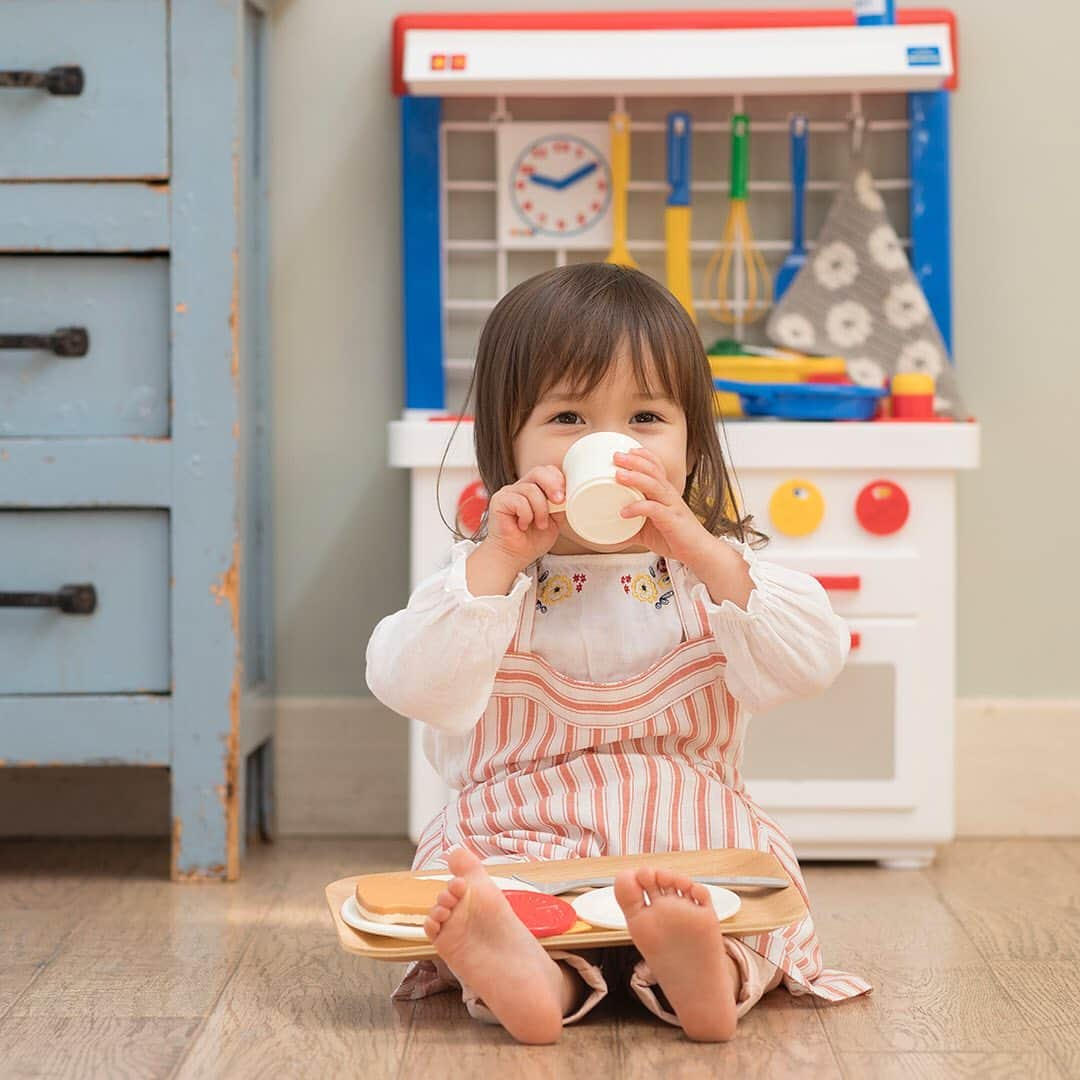 ボーネルンドさんのインスタグラム写真 - (ボーネルンドInstagram)「大好きなおままごと、お外でも楽しもう！ ・ 子どもの豊かな想像力で、どこでもはじまるごっこあそび。 ・ 木の実や葉っぱ、お花や石ころの自然も、お料理の素材や道具に早変わり！ ・ いつもの道具で、新しいあそびが広がります。 ・ ・ ピクニックセット ¥2,300＋税 2歳頃〜 ほか ・ ・ - - - - - - - ★ おままごと一覧は、プロフィール→カテゴリ→ごっこあそび→おままごと・お料理、からどうぞ @bornelund ・ ・ #おままごと #デンマーク #北欧デザイン #エシカル #サステナブル #ピクニック #お料理 #真似っこ #ごっこ遊び #ヒュッゲ #公園 #食育 #インテリア #2歳 #2歳誕生日 #2歳男の子 #2歳女の子 #自尊心 #多様性 #社会性 #キッチン #ボーネルンド #bornelund #børnelund #あそびのせかい #キドキド #プレイヴィル #トットガーデン #ボーネルンド本店 #ピクニックセット」6月13日 8時54分 - bornelund