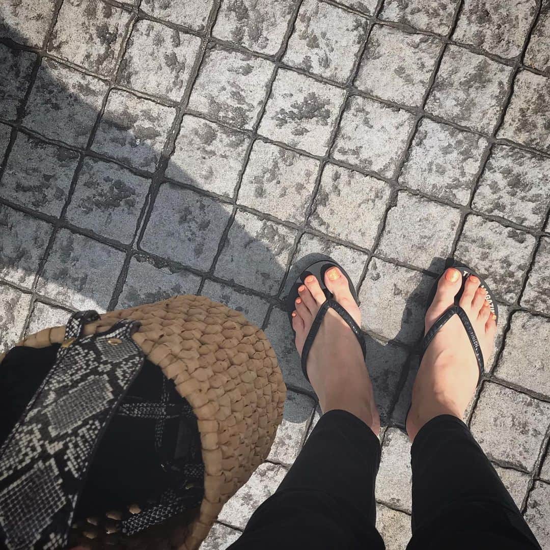 のインスタグラム：「今年も、@maisonlorna のカゴバッグ達が活躍の季節😊 今回のネイルは、オレンジラメ。  #かごバッグ #lorna #maisonlorna #thirdmagazine #ビーチサンダル」