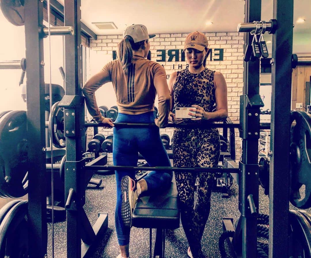 木村真野のインスタグラム：「#entiregym #training #mayasaya #bodymake #happyday #adidas #adidastokyo #adidastwins #reebok #personaltrainer #tokyo #japan #twins #ultraboost #newela #workout #body  #笑顔道 #まやさや #トレーニング  @egaodo.hideto.fukuda  @egaodo1234  @inoue.egaodo.entire  @egaodo.trainer.team  @mayasaya_kimura  @adidas  @adidastokyo  @reebokjp  @newerajapan  @neweracap」
