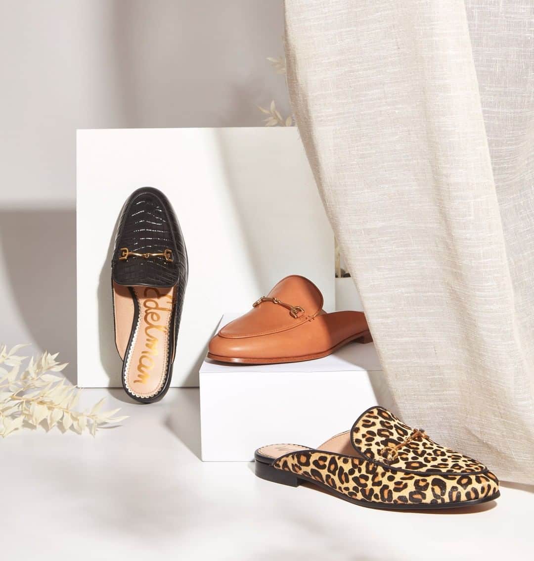 サムエデルマンのインスタグラム：「Slide into style with our Linnie Bit Mule」