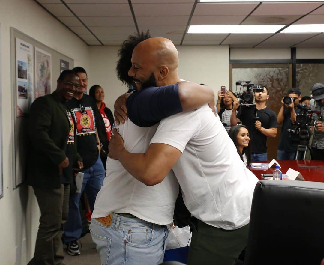 コモンさんのインスタグラム写真 - (コモンInstagram)「It was an inspiring and exciting weekend in the city of Stockton, CA with my @ImaginexJustice team. We visited Stockton to support and learn from the amazing work Mayor Michael D. Tubbs and the leading community organizers are doing to make a difference in their own community. The work they are doing there is inspiring and puts on full display the power in us when we all can come together for the greater good. Photos by @IAmBethanieHines + @RockwellCreative for @Mic.」6月13日 9時01分 - common