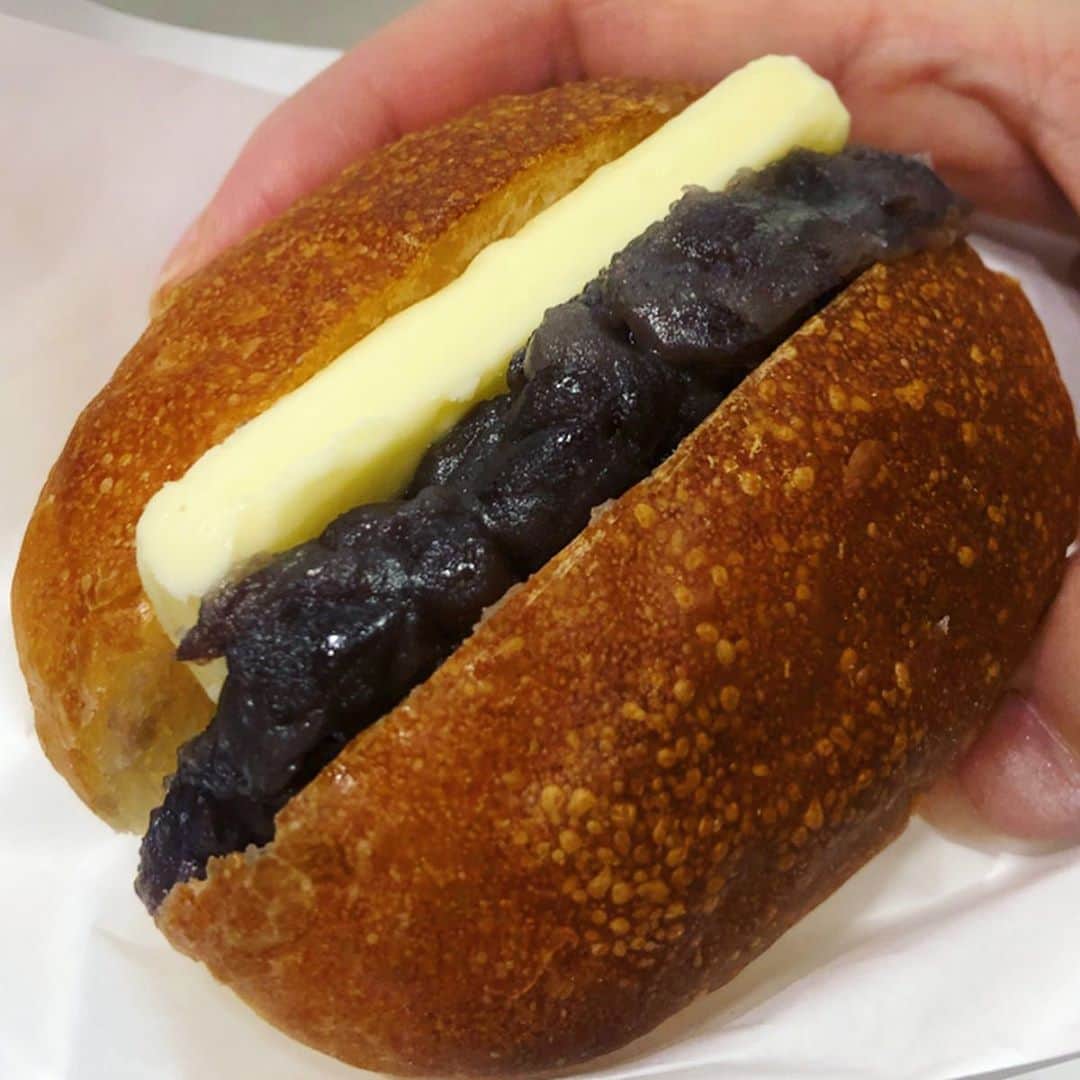 のインスタグラム：「あんバター♪ 6/8、新宿高島屋にオープン！ 🔻 広島もみじまんじゅうで知られる「藤い屋」のブランド「coconca ココンカ」さんのパン♪ ・ ・ あんこバターは鉄板のおいしさ。→サクサクパイ「あんころね」もおいしい ・ ・ シンプルな あんぱんもありまーす ・ ・ #あんバター#ありが糖運動 #1級フードアナリスト里井真由美 #里井真由美#もみじまんじゅう#ココンカ#」