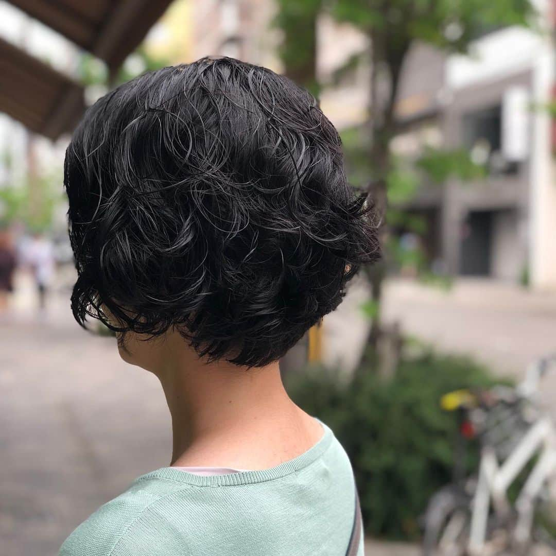 【北堀江・美容室 peaks hair】さんのインスタグラム写真 - (【北堀江・美容室 peaks hair】Instagram)「黒髪ショートパーマスタイル🦱  大きめカールでしっかりあてているショートのパーマスタイルです！  お手入れも簡単です😊  堀口  #peakshair #ピークスヘアー#堀江#北堀江#美容室##Instahair#hairstyle#Instafashion#イルミナカラー#小顔#美意識#おしゃれな人と繋がりたい#おしゃれ#お洒落#ヘアアレンジ#ヘアスタイル」6月13日 9時08分 - peakshair