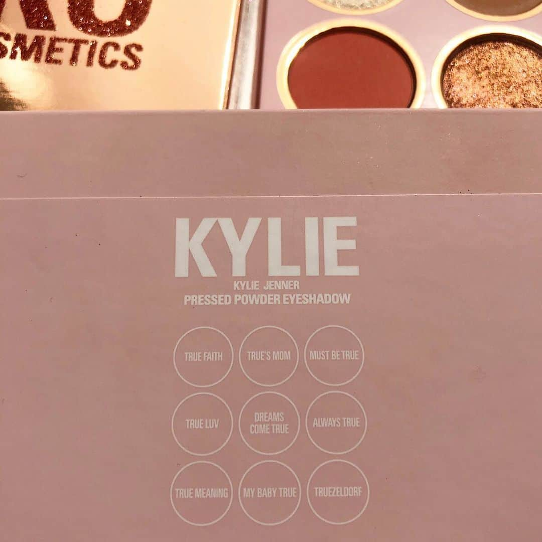 Kylie Cosmeticsさんのインスタグラム写真 - (Kylie CosmeticsInstagram)「The Koko Palette names 💕 ✨ True Faith ✨ True’s Mom ✨ Must Be True ✨ True Luv ✨ Dreams Come True ✨ Always True ✨ True Meaning ✨ My Baby True ✨ Truezeldorf  Launching June 14th at 3pm pst 🌸」6月13日 9時10分 - kyliecosmetics