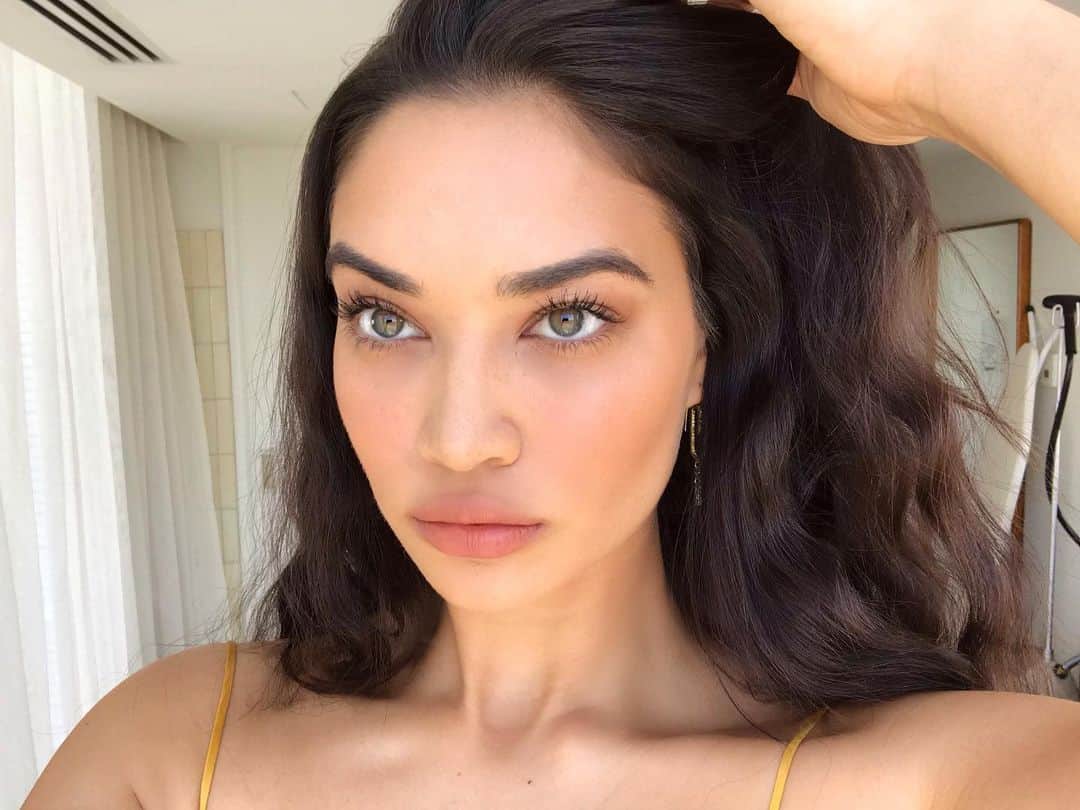 シャニーナ・シャイクのインスタグラム：「My guide to a “Summer Skin Glow Up” is now live on vogue.com @voguemagazine 💄✨ Go to the link in my BIO or check my IG stories to see what I use in the summer season 💛」
