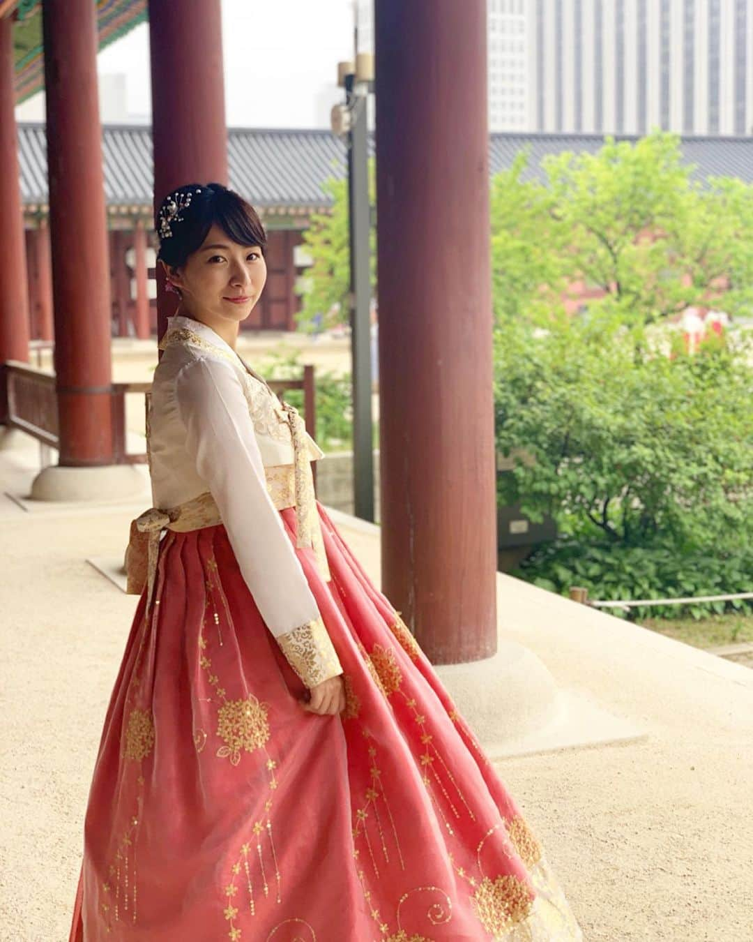 稲富菜穂さんのインスタグラム写真 - (稲富菜穂Instagram)「２日目は、 朝イチから #韓服体験 🇰🇷. . #inkorea韓服 さんでレンタルしたけど どれも可愛くてめっちゃくちゃ悩んだ😣🤔. スカートを選んだら上は店員さんが選んでくれて完成⭐️. ドレスみたいでとにかくふわふわさせて写真バシバシ📸笑. . 2時間で1700円ほど💰（コースによって違う事もあるよ！）. 髪の毛セットも500円プラスだけ🙆‍♀️💕. ピンでお花の王冠みたいなの作ってくれはった🌸. 私みたいなボブでも可愛くしてくれはるし、 友達みたいなロングはもっと可愛い😌💕（3.4枚目）. . 韓服をきて景福宮（キョンボックン）へ行くと入場料無料でお得気分😌✨. . 韓服レンタル屋は沢山あるけど、 髪セットも含めてinkorea韓服さんめちゃ可愛でした🙋‍♀️💕. . #韓国 #韓国旅行 #korea #🇰🇷. #韓服 #韓服レンタル #チマチョゴリ #景福宮 #キョンボックン #inkorea」6月13日 9時17分 - inatomi74