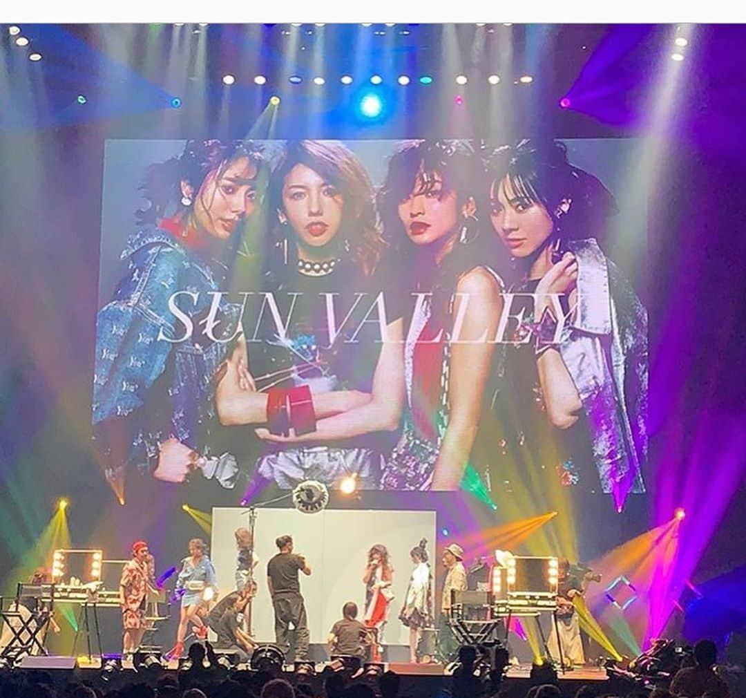 美香さんのインスタグラム写真 - (美香Instagram)「DREAMPLUS2019in日本武道館 @_sunvalley_ のステージに出演させていただきました🌈 年代もキャラクターも出ている雑誌も全く違う４人のモデル。 みんな普段はひとり撮影が多く組みはほぼないメンバー。ステージ上で本番撮影をしスクリーンに流すと聞き、どうなるかと少しだけ不安でしたが、全員のスイッチが入った瞬間バーン！と形が出来てとっても気持ち良かったです‼️ カメラマン、スタイリスト、ヘアメイク、モデル。それぞれが自分の仕事にプライドとこだわりと夢を持ち、ひとつの作品を作り上げるこの仕事がわたしは本当に大好きです。 次世代に夢を与え続けている てるちゃんとしぶけん。わたしも刺激と感動を沢山もらいました‼️ 素敵なステージに最高の仲間と出れたことに感謝します！ @mitsuteru_asahi  @shibuken.86  @isekikaori_kimawashi  @maki.nshiyama50  @mew_azama  @hazukitsuchiya  @ソネット  衣装協力 @msgm  @louboutinworld」6月13日 9時38分 - mikaofficial99