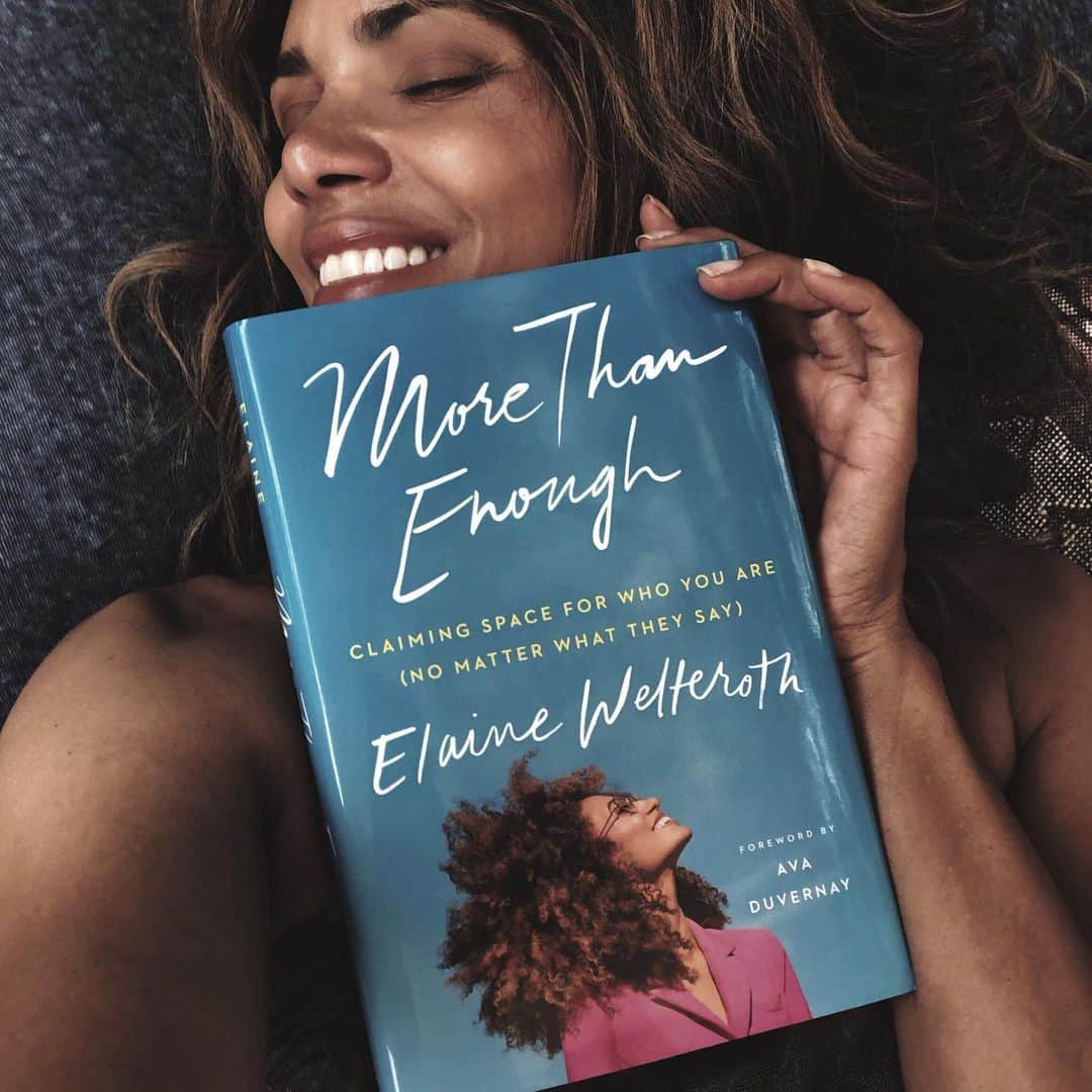 ハル・ベリーさんのインスタグラム写真 - (ハル・ベリーInstagram)「Once again it’s #HBBooksFromBed - If you don’t know @elainewelteroth by name, you know her work and will feel her legacy for years to come. She became the youngest editor-in-chief of @teenvogue in 2016, the second woman of black heritage to ever hold that title at Condé Nast. While at this position, she pivoted the publication towards true storytelling, covering hard hitting issues such as race, social justice and civic engagement with intelligence and empathy. #MoreThanEnough is her story, filled with all the inspiration you need to “bite off more than you can chew, and then chew as fast as you can" So excited to share this book with you today as it’s now officially available!」6月13日 9時32分 - halleberry