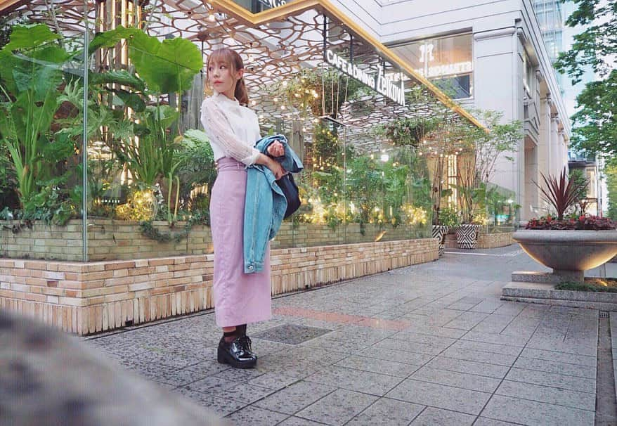 愛田杏奈さんのインスタグラム写真 - (愛田杏奈Instagram)「この間事務所いった時のコーデ😘👖 . . . 肌寒かったからデニムジャケット羽織ってったんだけど 酔っ払いすぎて置いてきちゃった。笑 . . . ってかまた携帯おかしいのぉ😫 昨日1日中圏外で、5分に1回ぐらい電源落ちるしやばすぎ😫笑 もっかいショップいってきます〜 . . #fashion #code #camera #olympus #olympuspen #tokyo #omotesando #表参道 #お出かけ #コーデ #ファッション #春コーデ #プチプラコーデ #韓国ファッション #リボンブラウス #春色スカート #149cm #ちびっこコーデ #身長欲しい #instagood #likeforlikes #followme」6月13日 9時33分 - anna_osada