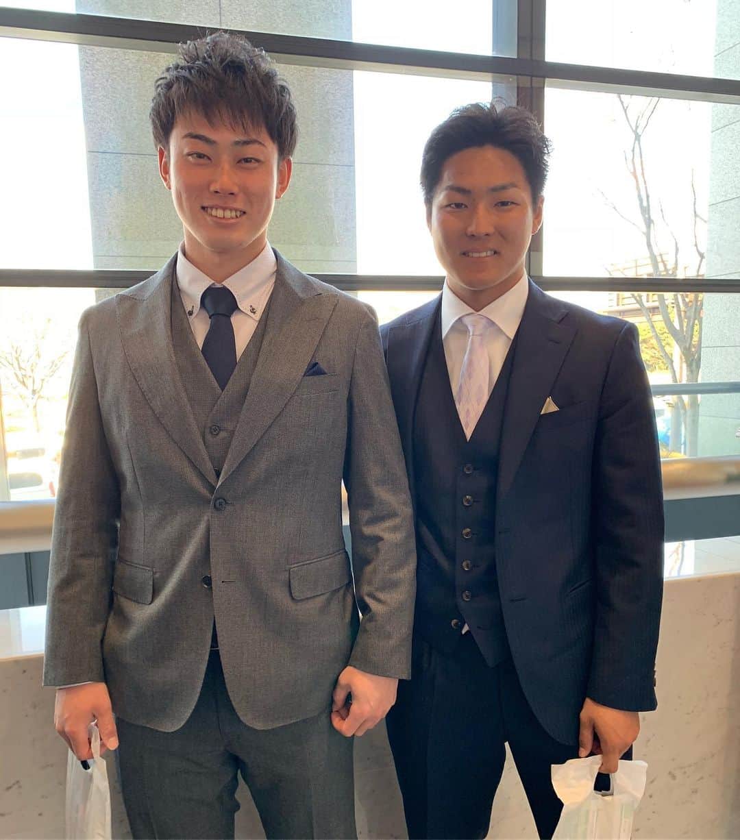 片山真人のインスタグラム：「富士市出身、中学時代は静岡蒲原シニアで埼玉西武ライオンズ #鈴木将平 選手（写真右）とチームメイト。磐田東高校OB・巨人の #加藤脩平 選（写真左）が、きょうのライオンズ戦でついに一軍初登録！！ ※写真は今年1月の富士市の成人式で撮影しました。 高校時代はエースで4番、育成で入団して3年目、今月9日に支配下登録されたばかりの20歳が、メットライフドームで一軍デビューを目指します。 将平くんと切磋琢磨して、静岡にいい話題を届けて欲しい！ #巨人 #seibulions #静岡蒲原シニア #プロ野球 #観に行きたい」