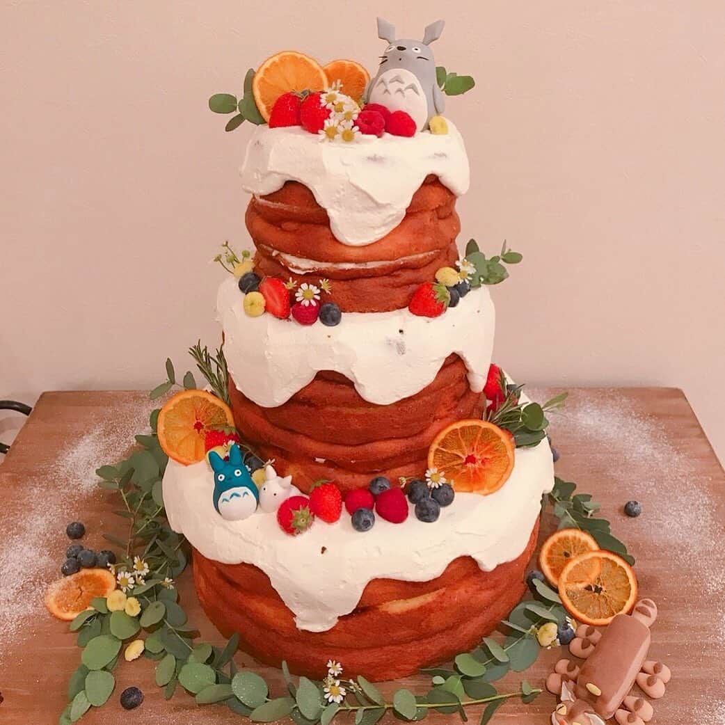 Villas des mariages TAKASAKIさんのインスタグラム写真 - (Villas des mariages TAKASAKIInstagram)「. オリジナルのウエディングケーキ  ゲストが驚くような素敵なウエディングケーキ を作ることもできます🎂 #ヴィラデマリアージュ #高崎 #ウェディングケーキ #ケーキ  #パティシエ #スイーツ #お花 #写真 #結婚式 #式場見学  #プレ花嫁#プレ花嫁準備 #卒花嫁  #2019夏婚 #2019秋婚 #結婚  #大階段 #バルーンリリース  #可愛い #写真好きな人と繋がりたい」6月13日 9時46分 - villas_des_mariages_takasaki