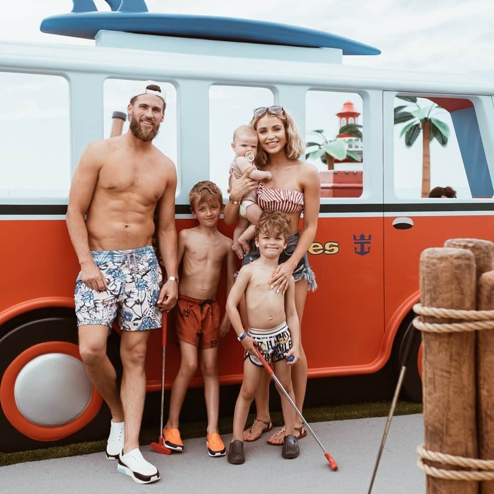 Cara Van Brocklinさんのインスタグラム写真 - (Cara Van BrocklinInstagram)「We are off on a little family adventure tomorrow and I can’t wait to spend some quality time with this crew! Life has been a little chaotic at home, so it will be good to get away and enjoy time together!」6月13日 9時46分 - caraloren