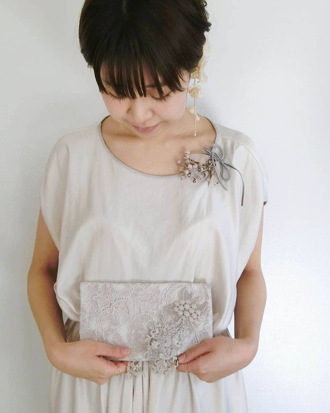 エムスールさんのインスタグラム写真 - (エムスールInstagram)「【特集】June bride* お呼ばれコーデ . . June brideと呼ばれる6月の花嫁＊  式をあげる方はもちろん、素敵な1日にご招待されている方も多いですよね。 . m.soeurには、パーティースタイルにぴったりのコサージュや耳飾り、ヘアアクセやバッグまで  たくさんのオケージョンアイテムも揃っていますよ〜〜！☺︎ . 大切な1日の装いに合わせてみてくださいね◎ . . . 【ZOZOTOWN トピックス】 https://zozo.jp/search/?p_tpcsid=973854 . #msoeur #m_soeur #エムスール #リラフ #布花 #メタル #花のある暮らし #flower #ギフト #アクセサリー #アンティーク #handmade #ハンドメイド #てづくり#wedding #ウェディング #お呼ばれコーデ #オケージョンアイテム #パーティーコーデ」6月13日 9時42分 - m_soeur