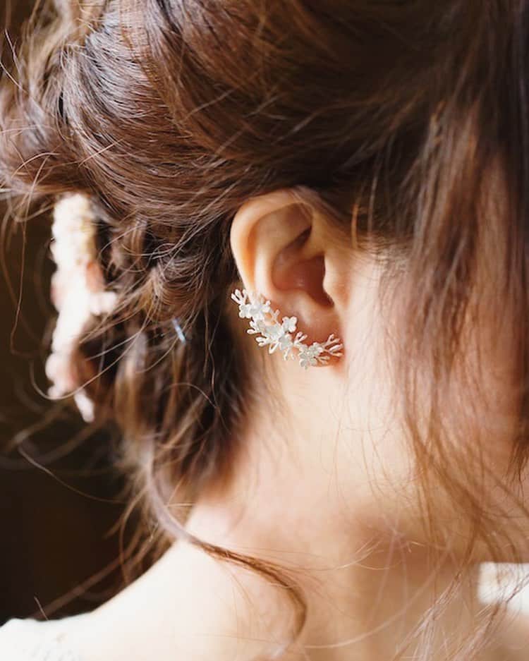 エムスールさんのインスタグラム写真 - (エムスールInstagram)「【特集】June bride* お呼ばれコーデ . . June brideと呼ばれる6月の花嫁＊  式をあげる方はもちろん、素敵な1日にご招待されている方も多いですよね。 . m.soeurには、パーティースタイルにぴったりのコサージュや耳飾り、ヘアアクセやバッグまで  たくさんのオケージョンアイテムも揃っていますよ〜〜！☺︎ . 大切な1日の装いに合わせてみてくださいね◎ . . . 【ZOZOTOWN トピックス】 https://zozo.jp/search/?p_tpcsid=973854 . #msoeur #m_soeur #エムスール #リラフ #布花 #メタル #花のある暮らし #flower #ギフト #アクセサリー #アンティーク #handmade #ハンドメイド #てづくり#wedding #ウェディング #お呼ばれコーデ #オケージョンアイテム #パーティーコーデ」6月13日 9時42分 - m_soeur