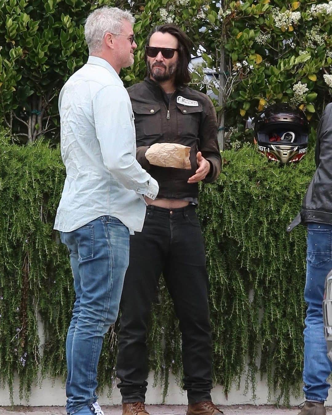 Just Jaredさんのインスタグラム写真 - (Just JaredInstagram)「Keanu Reeves bumps into @realericdane during an afternoon in Malibu. Tap this photo at the link in bio for lots of cute pics from their run-in. #KeanuReeves #EricDane Photos: Backgrid」6月13日 9時49分 - justjared
