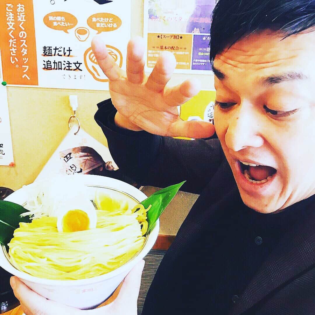 宮田麺児のインスタグラム：「宮田麺児つけ麺 通常  入荷！！！！！！！！！！！！！！！！ 注文はプロフィールからー！  #宮田麺児#つけ麺#ラーメン#お取り寄せグルメ #グルメ#お中元#入荷#ギフト#プレゼント#美味」