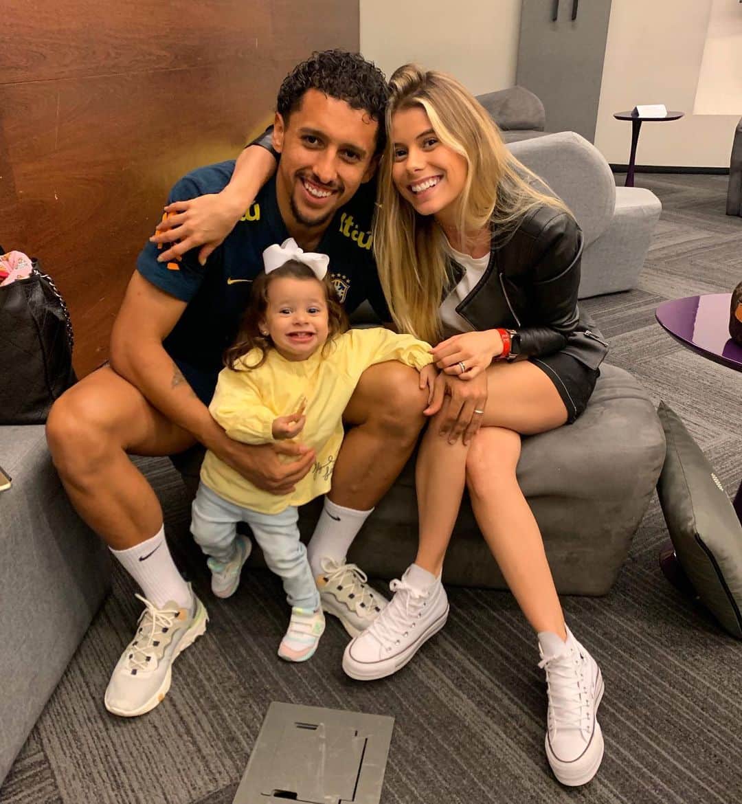 マルコス・アオアス・コレアのインスタグラム：「Baixinha, feliz dia dos namorados pra nós. Olha o quão linda é a família que estamos formando e sou muito grato a Deus por isso! Te amo e te amarei sempre, a cada dia mais @carolcabrino ❤️ #DiaDosNamorados」