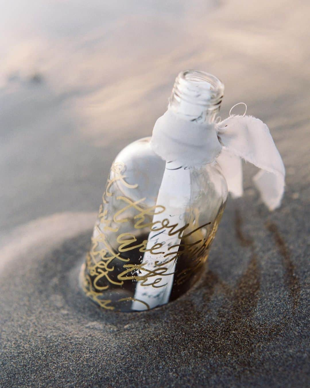 Veronica Halimさんのインスタグラム写真 - (Veronica HalimInstagram)「Found object: Message in the bottle From the styled shoot with @thinkofastar and @erichmcvey — #vhcalligraphy #truffypi #calligraphy #styleshoot #fineartwedding #wedding #weddingstationery #smpwedding #oncewed #thebridestory #fineart #nature #sea #ocean #seashell #カリグラフィー #カリグラフィースタイリング #ウェディング #モダンカリグラフィー #ウェディングアイテム #bali #baliwedding #erichmcvey #filmphotography」6月13日 10時13分 - truffypi