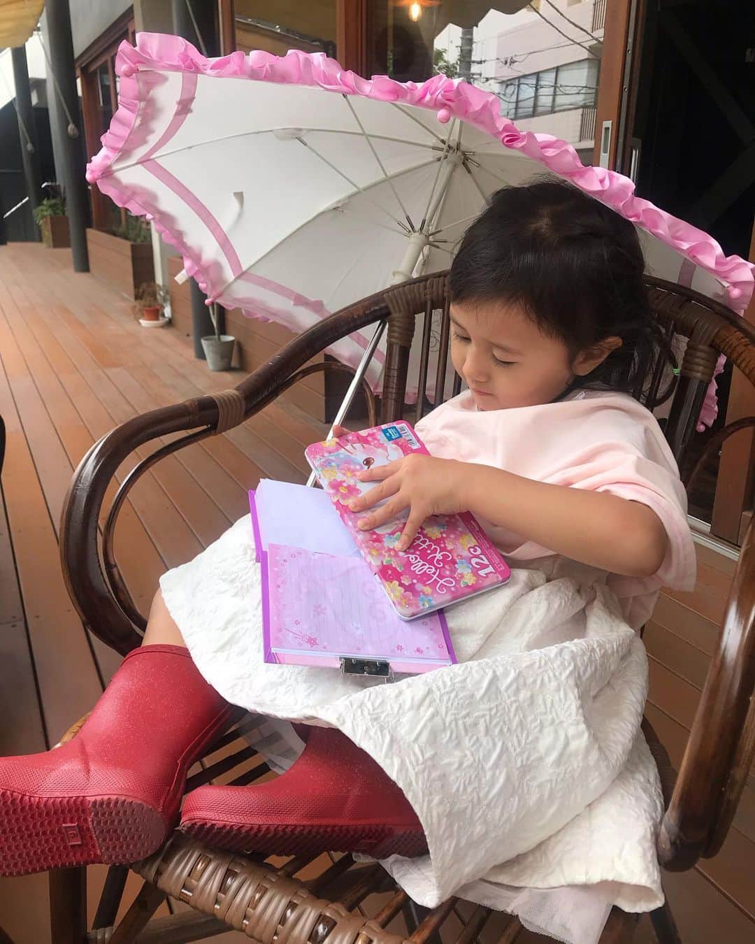 橋本麗香さんのインスタグラム写真 - (橋本麗香Instagram)「どこで見たのか 傘の使い方。。w ． キミの世界観 大好き ． #きゃーちゃん0219」6月13日 10時05分 - reikamaria