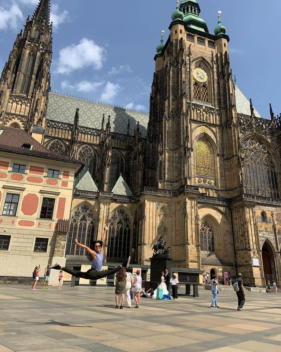 ローラ・ゼンさんのインスタグラム写真 - (ローラ・ゼンInstagram)「Prancing around Prague Castle, hoping to avoid defenestration 😸🚏🏡」6月13日 10時06分 - toss_and_catch