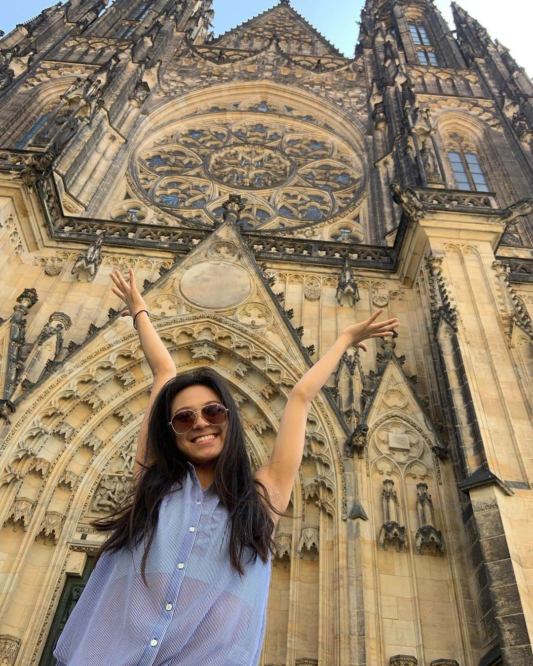 ローラ・ゼンさんのインスタグラム写真 - (ローラ・ゼンInstagram)「Prancing around Prague Castle, hoping to avoid defenestration 😸🚏🏡」6月13日 10時06分 - toss_and_catch