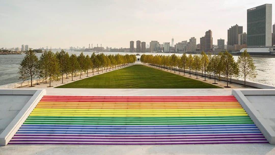 CNNさんのインスタグラム写真 - (CNNInstagram)「The steps of a New York City park will be transformed from gray granite to the city’s largest #Pride flag 🏳️‍🌈 this weekend. The flag, which is located on the southern tip of Roosevelt Island, is made of vinyl, measures 12-by-100 feet, and will be the largest LGBTQ pride flag in the city, according to organizers. The move is meant to "celebrate the progress that's been made over the past 50 years, and to shine a light on the LGBTQ community's continued fight for the universal human rights," according to the park's website. (📸: @4freedomspark)」6月13日 10時09分 - cnn